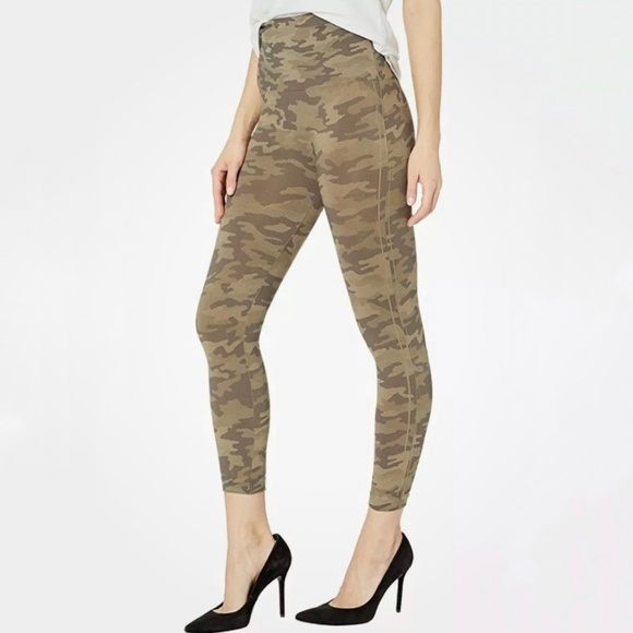 Spanx Look At Me Now Seamless Cropped Leggings - Picture 1 of 7